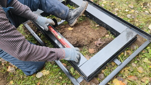 Стеклянный вертикальный памятник с гранитной лампадой, вид спереди