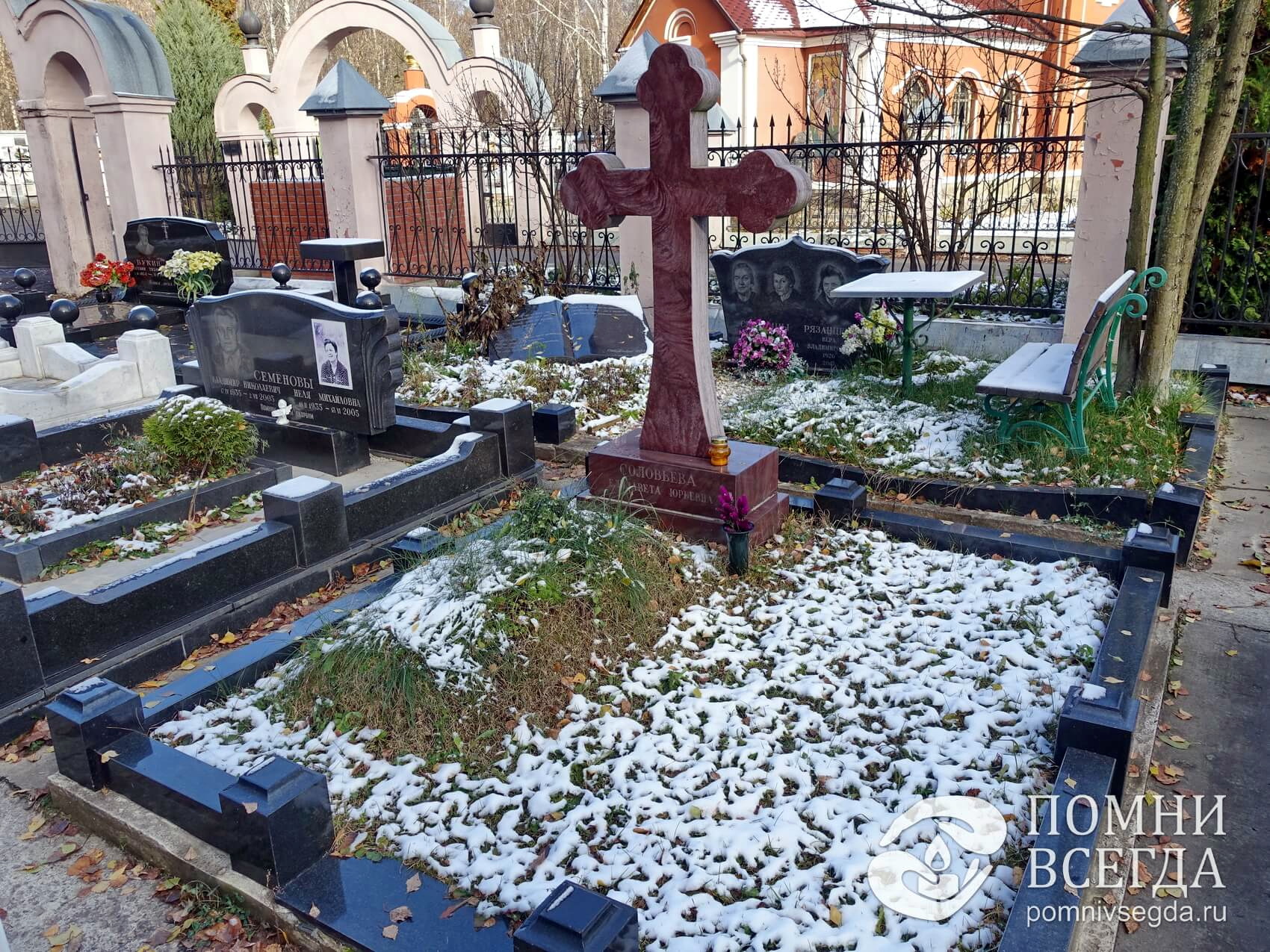 Фигура православного креста в качестве памятника и покрытие живым газоном